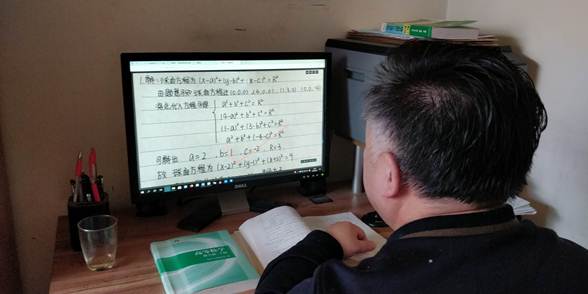 说明: E:\2020\2020年2月份教学工作(疫情期间在家完成)\线上教学剪影系列活动\高有才教学剪影\批改作业.jpg