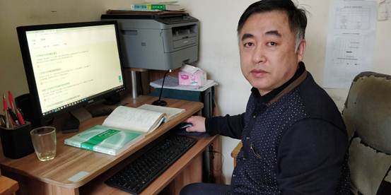 说明: E:\2020\2020年2月份教学工作(疫情期间在家完成)\线上教学剪影系列活动\高有才教学剪影\查找资料.jpg